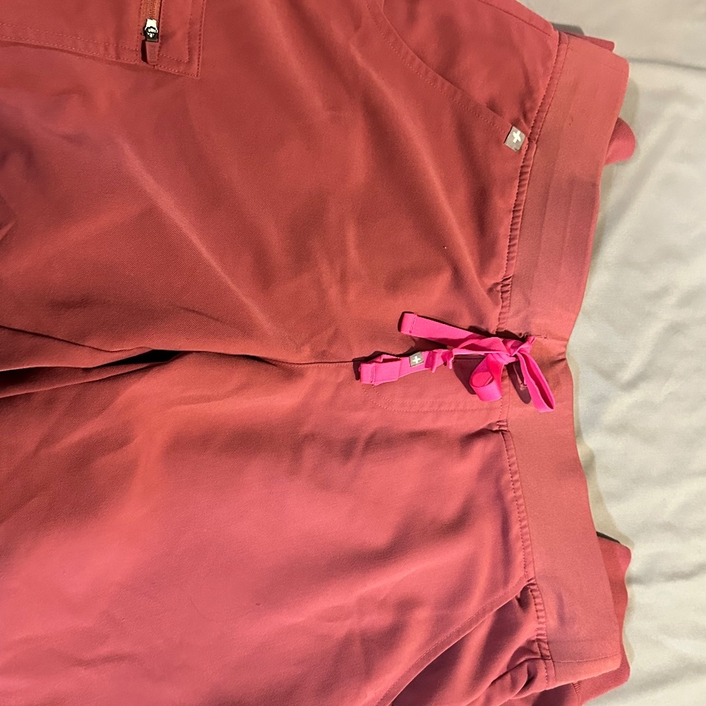 FIGS Breast Cancer Awareness Rafaela Top PO 2961 +Joggers PO 3157 (L/P) - Picture 6 of 8